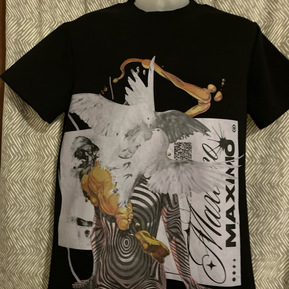 Maximos Black Short Sleeve Tee with Artistic Design.